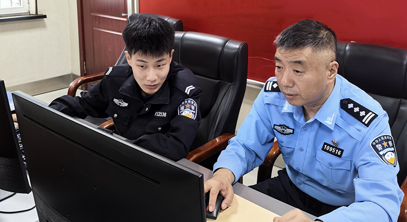 赵洋（右）通过视频查找走失老人。（受访者供图）