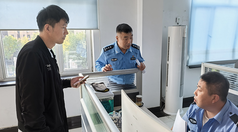 赵洋（中）为群众协调办理相关证明材料。（受访者供图）