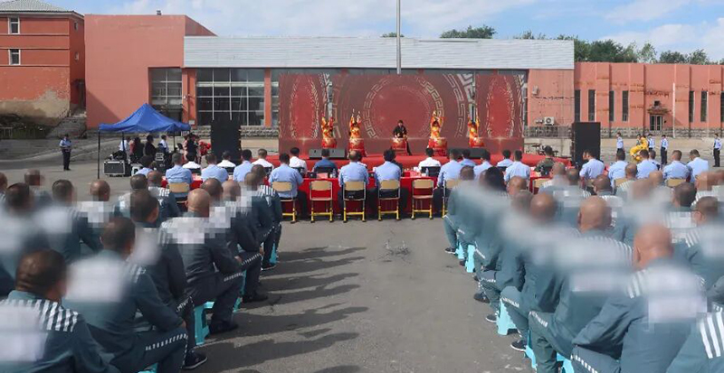 辽阳监狱联合民盟辽阳市委会，举办“黄丝带帮教”迎“十一”文艺汇演现场。