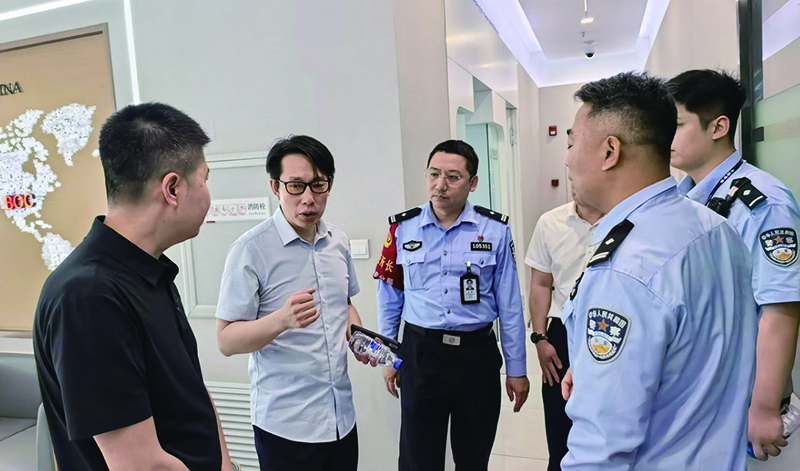 头题图，沈阳市司法局执法监督处与市公安局营商支队开展伴随式监督检查。（受访单位供图）