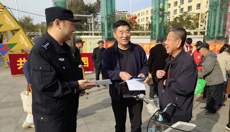 头题图，台安县公安局邀请退休民警与一线民警辅警走进公园，开展反诈宣传活动。